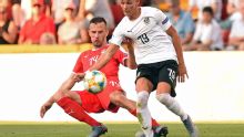 Na Euro sub-21, jovem austríaco do RB Leipzig sofre fratura terrível em jogo contra a Sérvia