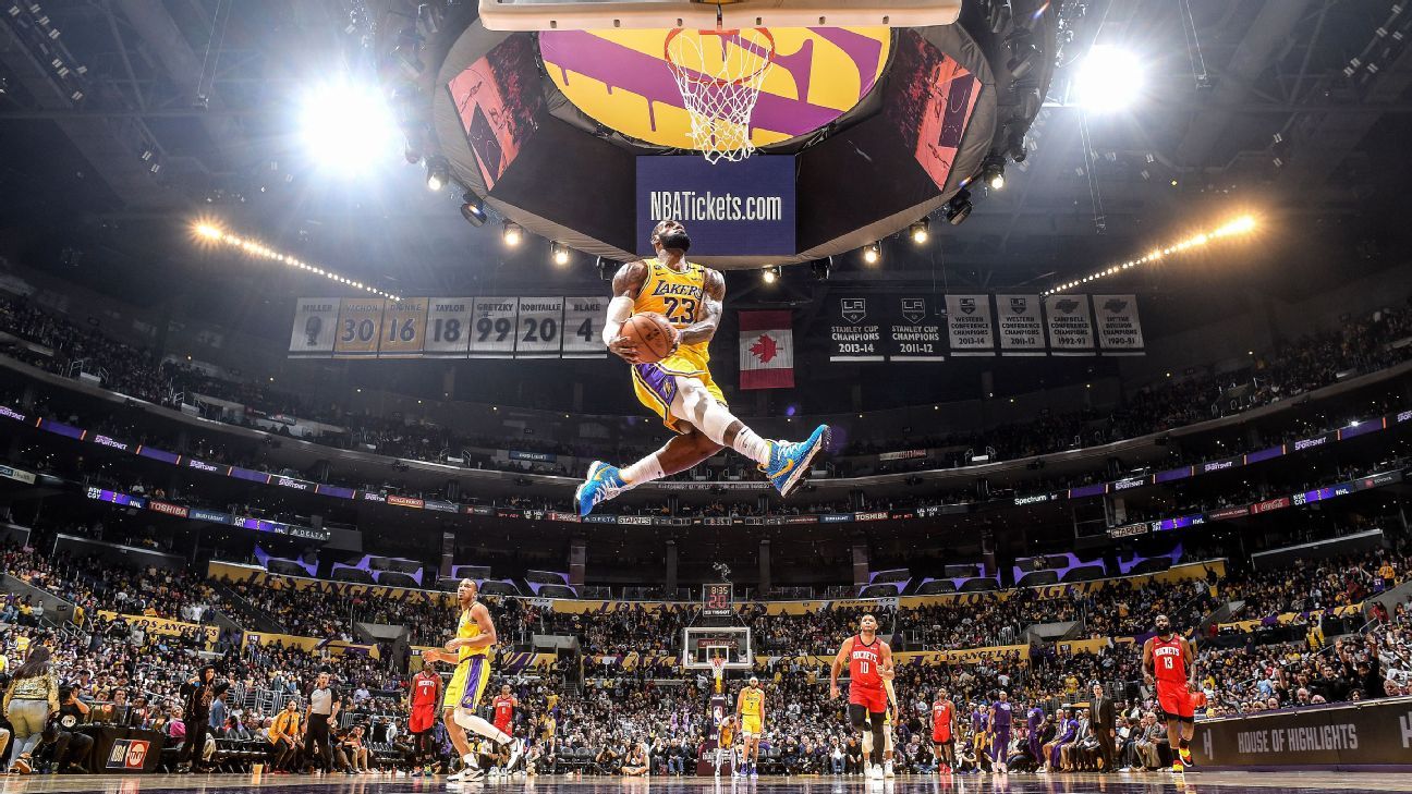 LeBron James ajoute à une collection épique d’images emblématiques avec une photo dunk à voir absolument