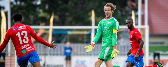 As De Gea has a howler, ex-Man United keeper Lindegaard scores a header