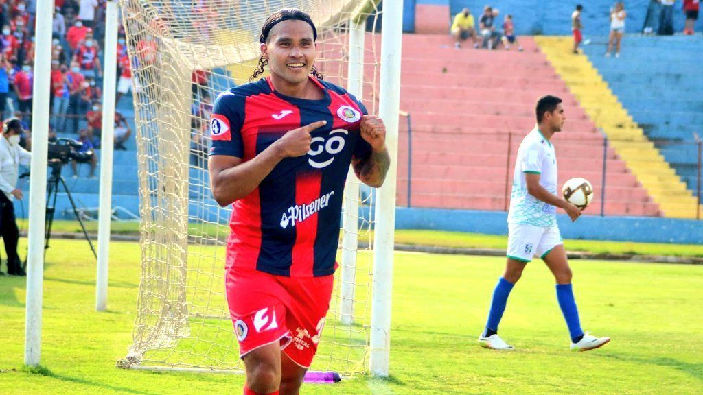 ‘Gullit’ Peña is training with goal in league salvadoran for the victory of FAS