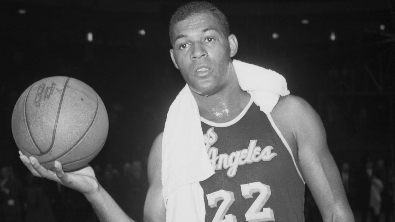 Elgin Baylor, former star of the Lakers under the direction of the Clippers, falls on 86 years