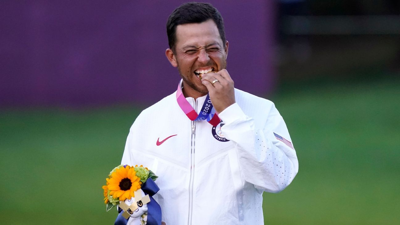 Xander Schauffele udeľuje americkú zlatú medailu v olympijskom dvojtaktnom golfe so spojkou