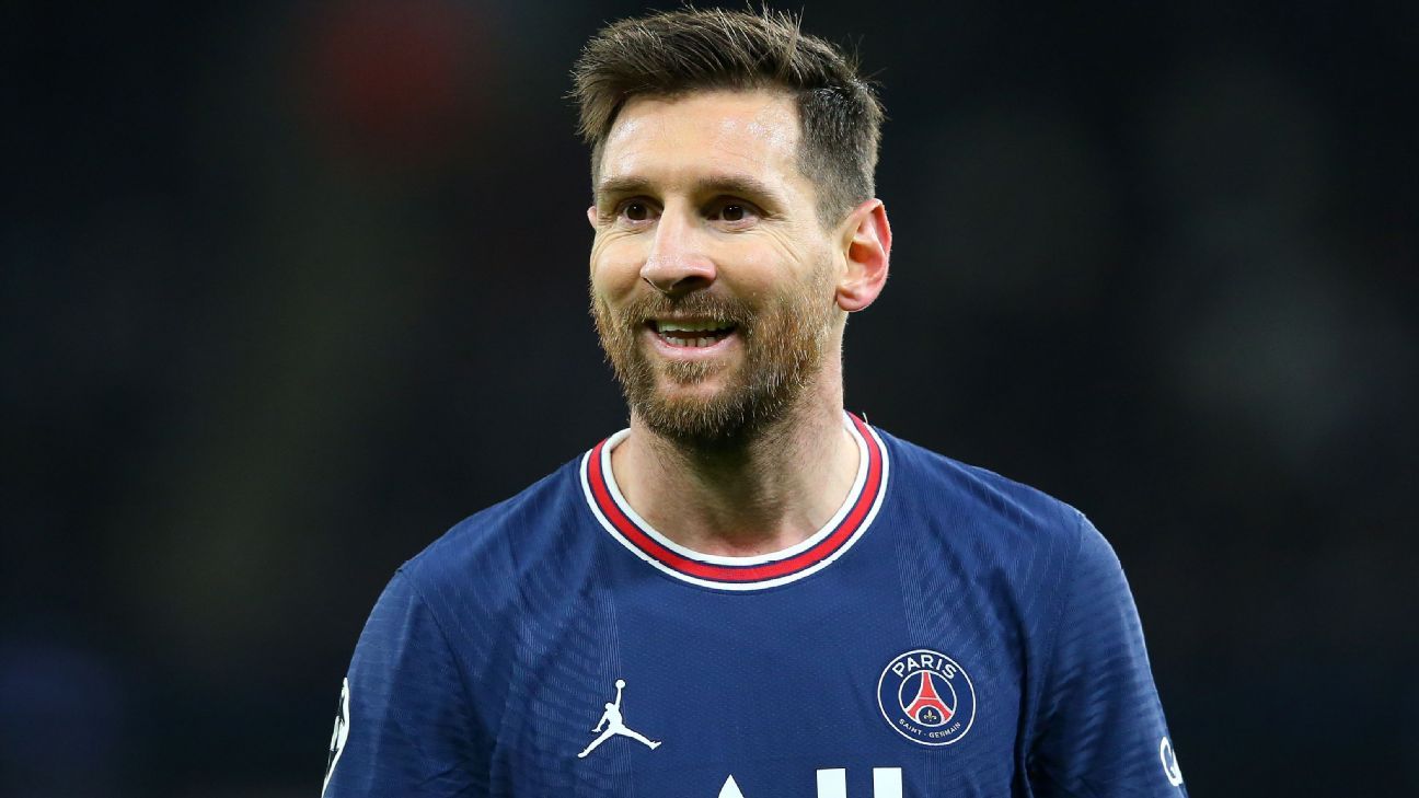Lionel Messi dari PSG mengalahkan Robert Lewandowski dari Bayern untuk memenangkan rekor Ballon d’Or ketujuh