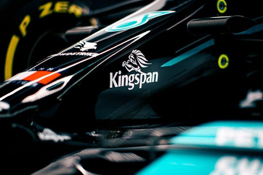 Lewis Hamilton meragukan branding Kingspan yang tersisa di mobil Mercedes-nya