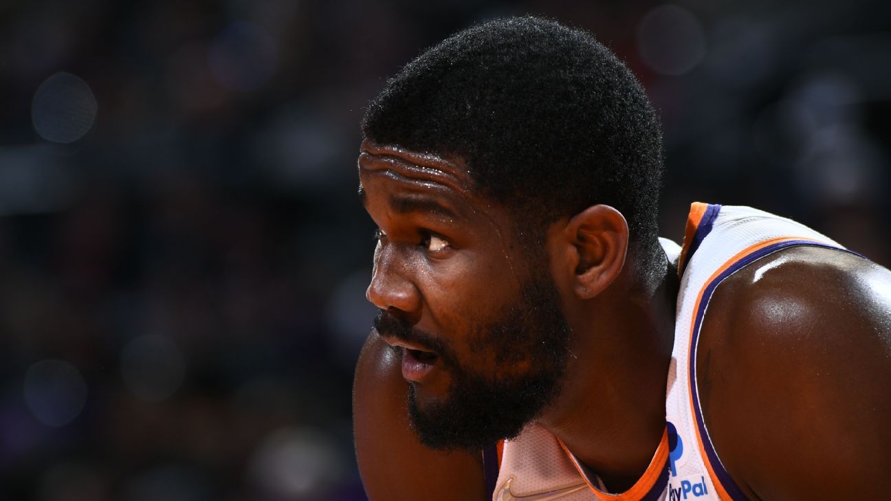 Center Phoenix Suns Deandre Ayton memasuki protokol kesehatan dan keselamatan NBA