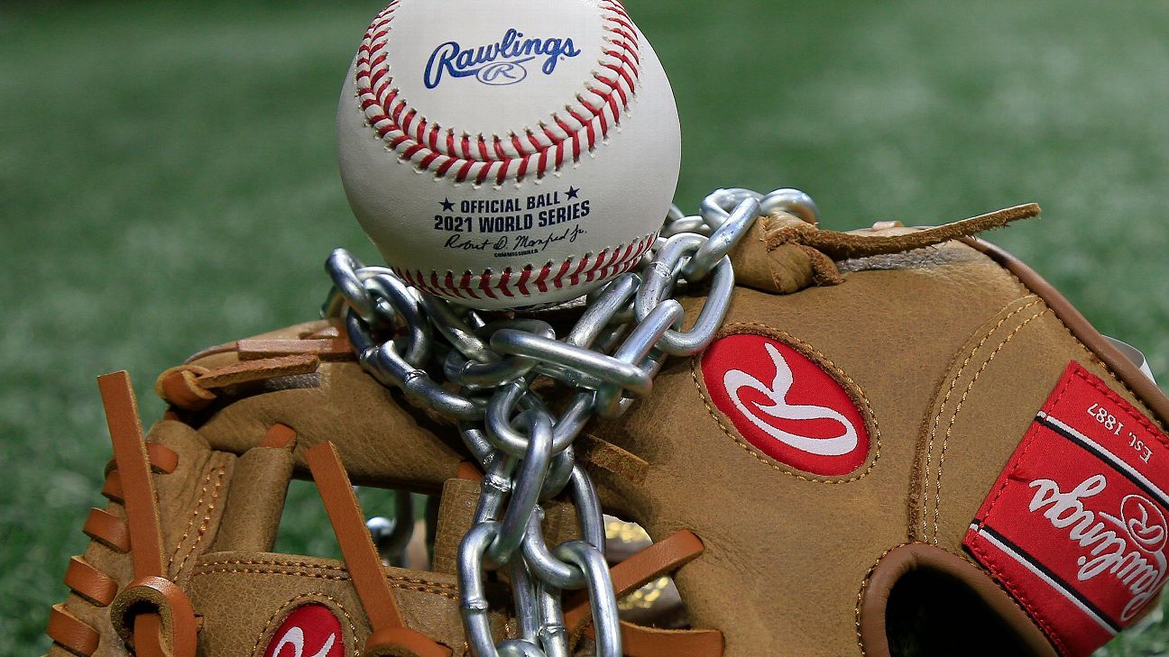 Major League Baseball mendorong rancangan internasional, sementara serikat pemain menentangnya, kata sumber