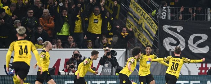 Borussia Dortmund keep title hopes alive with late winner against Mainz