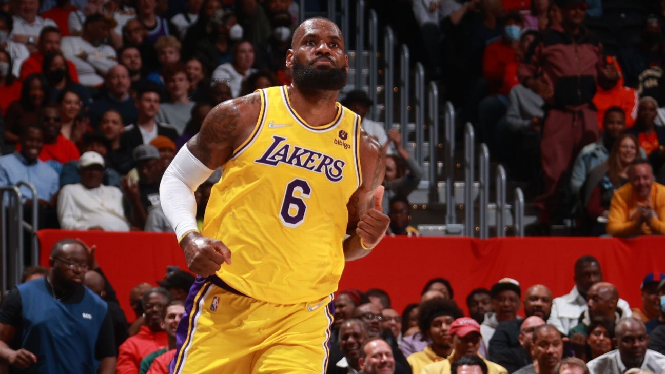 Bintang Los Angeles Lakers LeBron James meninggalkan perjalanan lebih awal untuk merehabilitasi cedera pergelangan kaki