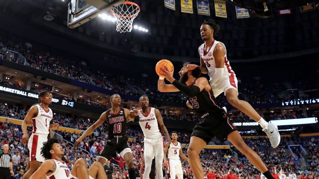 Arkansas flies past New Mexico State and into Sweet 16