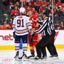 Milan Lucic dari Calgary Flames dikeluarkan dari kekalahan Game 3 karena menagih kiper Edmonton Oilers, Mike Smith