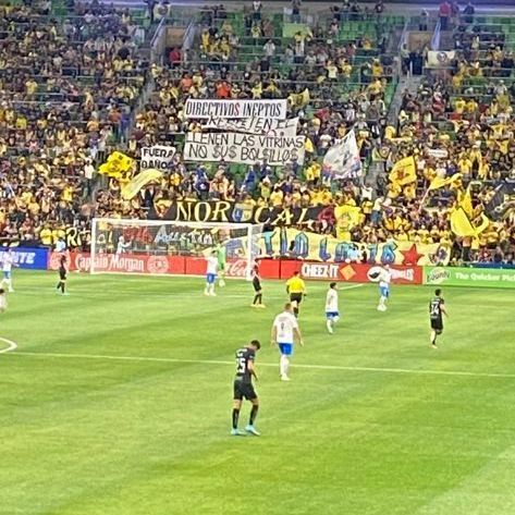 American fans in the United States demand the plaque during a friendly match against Reados
