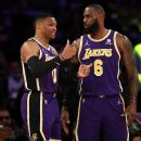 Pemilik Los Angeles Lakers Jeanie Buss mendapatkan saran dari Phil Jackson, Magic Johnson, LeBron James tentang ‘keputusan sulit’