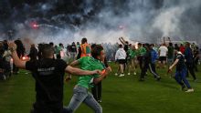 Francês: Saint-Étienne é rebaixado, torcida invade campo e lança até sinalizadores em cima de jogadores; veja a confusão