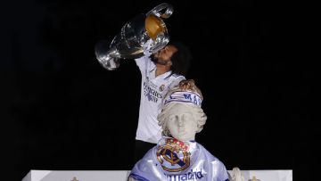 Marcelo introduced by Fluminense in front of 30,000 fans at Maracana