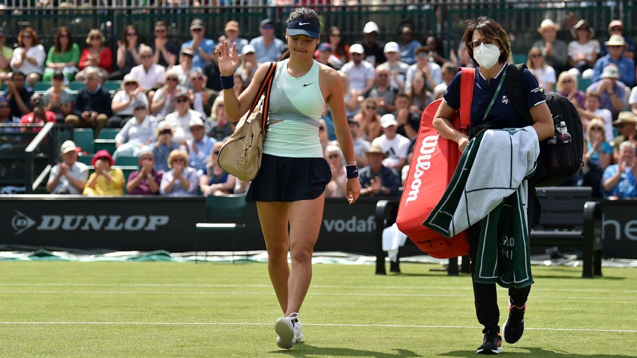 La disponibilité d’Emma Raducanu à Wimbledon est mise en doute après sa retraite blessée de l’Open de Nottingham