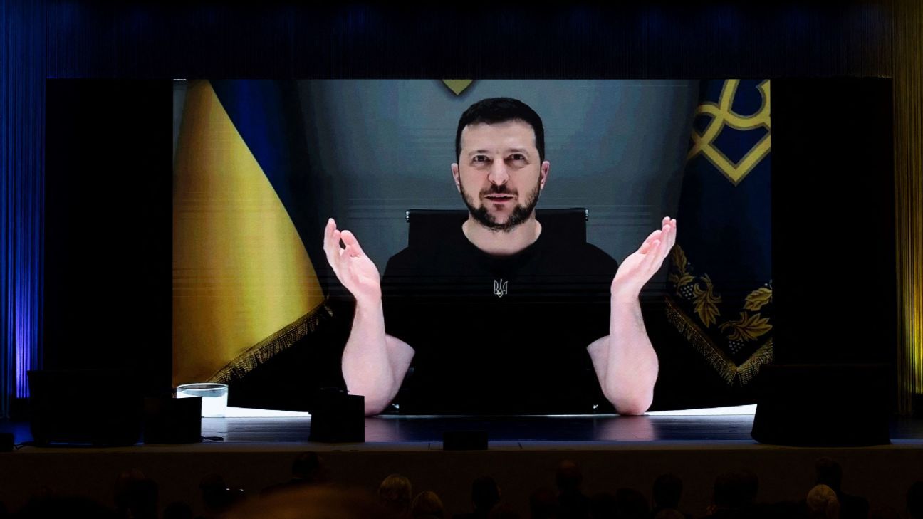 Президент Украины Владимир Зеленский похвалил Международный олимпийский комитет за поддержку запрета российских видов спорта. Президент Украины Владимир Зеленский похвалил Международный олимпийский комитет за поддержку запрета российских видов спорта.
