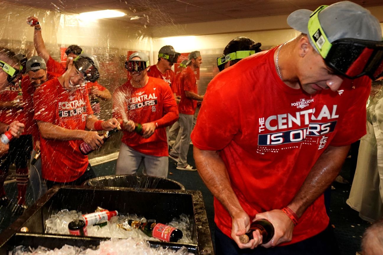 Cards clinch NL Central, eye another ring for vets