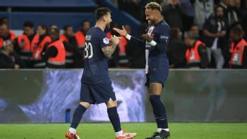 Lionel Messi scores stunning free kick as Paris Saint-Germain beat Nice