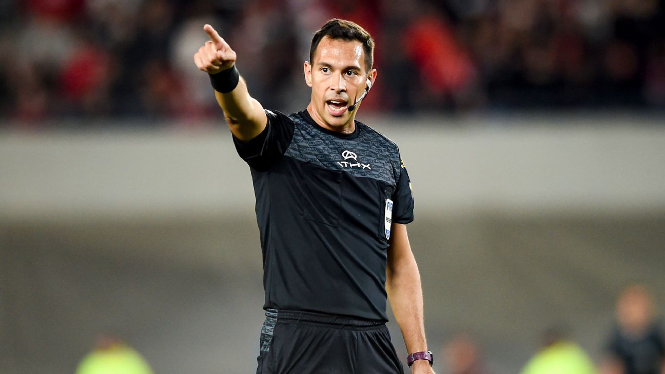 Referee hands out 10 red cards in Argentine final