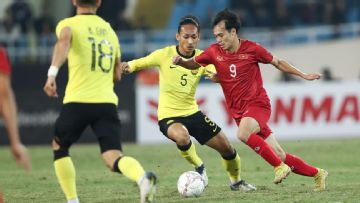 Who's leading the way after the halfway mark of the 2022 AFF Championship?