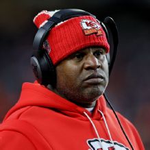 Chiefs bring back Eric Bieniemy to run offense, source says