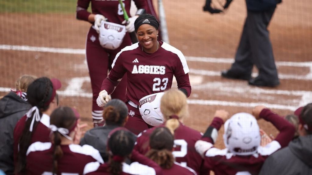 Aggies' strong inning secures victory vs. No. 7 Hogs