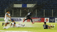 Partido en Bolivia tuvo 42 minutos de tiempo adicionado. Suspenden a árbitros