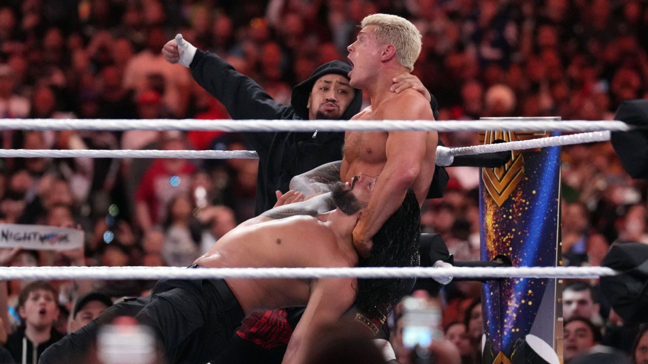 Roman Reigns y Bloodline detienen a Cody Rhodes