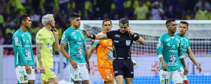 Liga MX: Referee knees Leon's Romero in groin in wild match, Chivas-Atlas provides a thriller, more