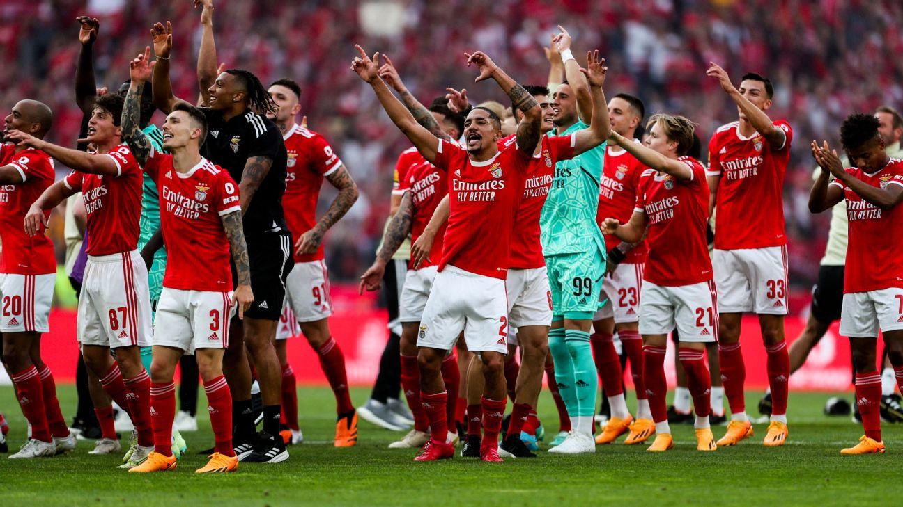 Benfica players celebrate after winning the championship following thei4r victory over Santa Clara in Lisbon on Saturday.