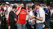 Afición de Hamburgo invade campo pensando ascendieron directo a la Bundesliga