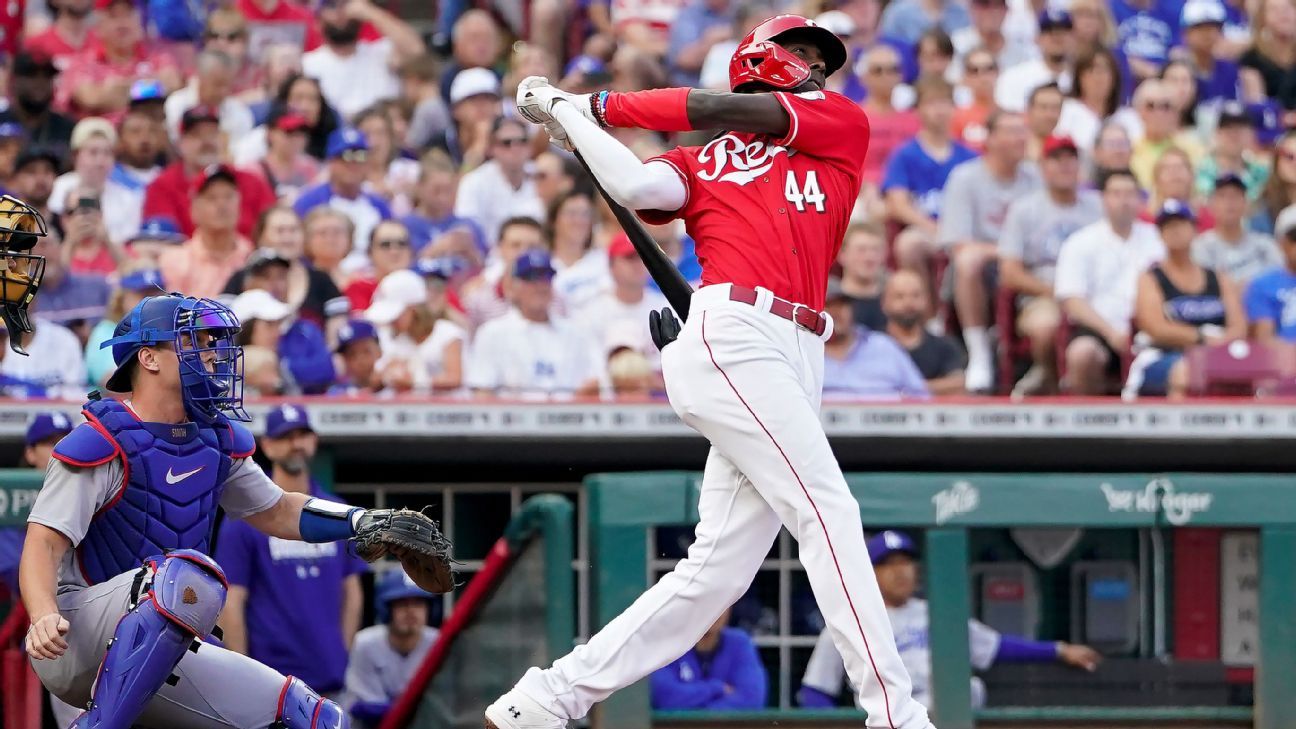 Top prospect De La Cruz goes 458 feet for 1st HR