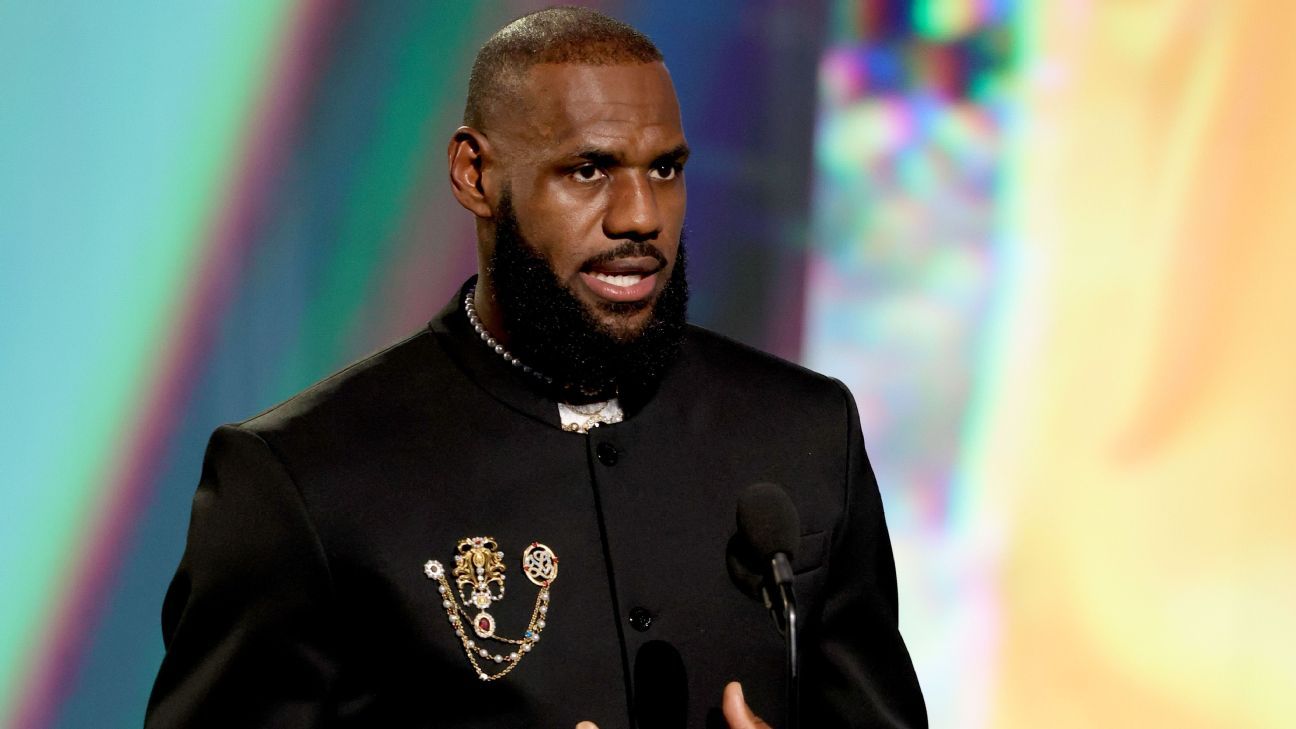 Lakers-speler LeBron James bevestigt zijn terugkeer voor het 21e seizoen in de NBA