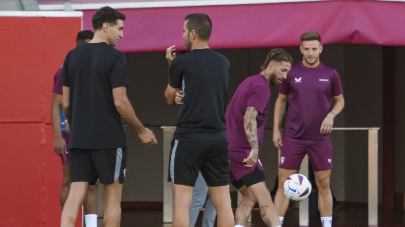Diego Alonso and his instructions to Sergio Ramos in the intensive training session in Seville