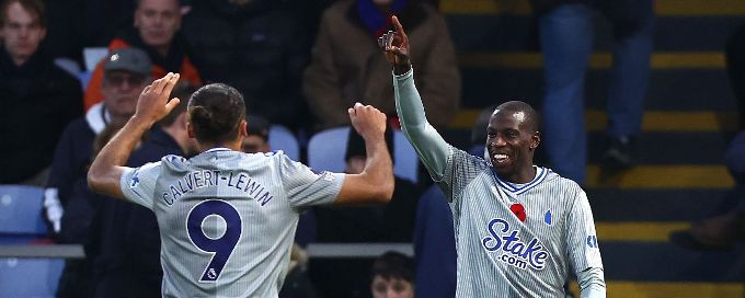 Gueye's late strike earns Everton 3-2 win at Palace
