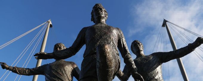 Which soccer clubs have most statues of legends at their stadiums?