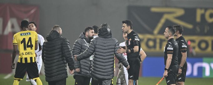 Turkey's Istanbulspor walk off pitch to protest ref's decision