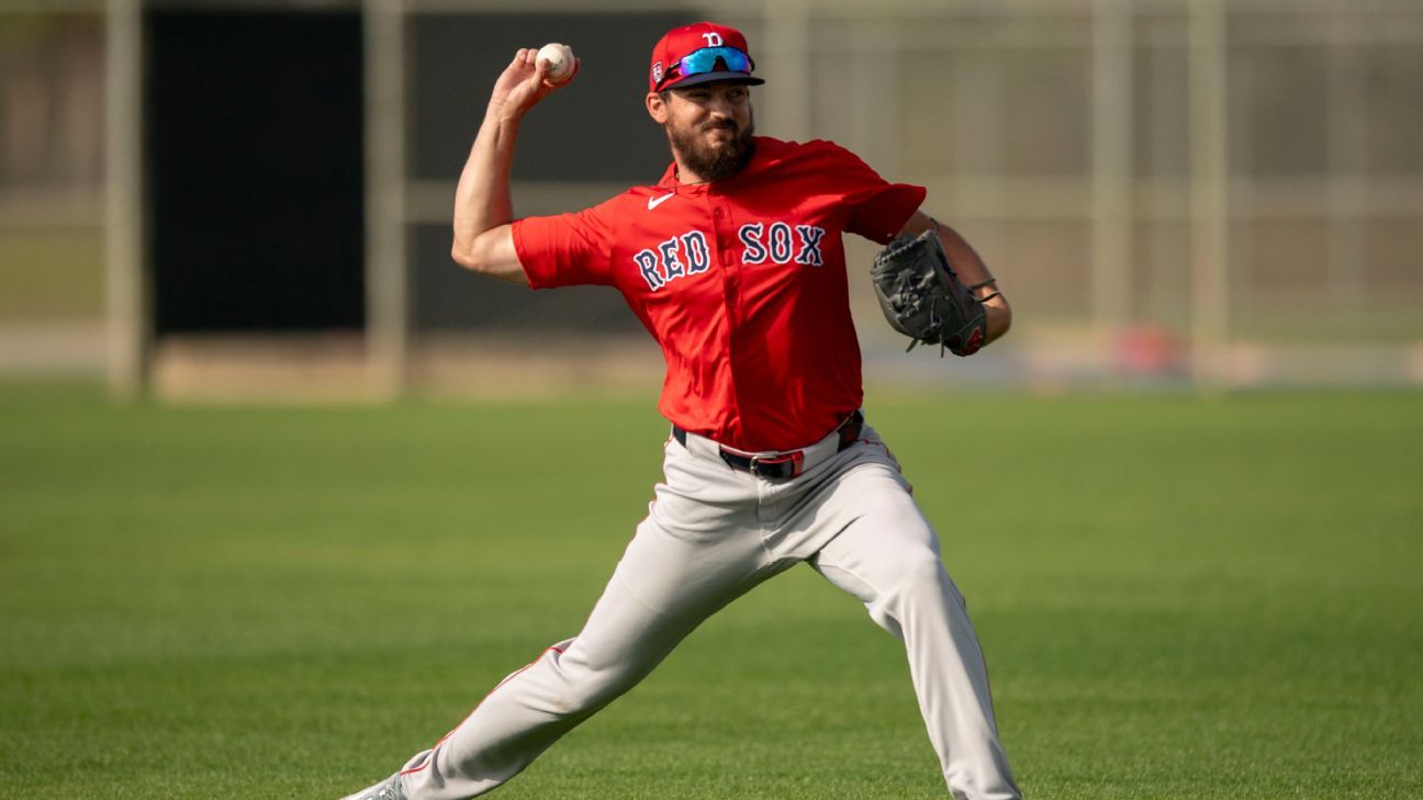 Red Sox deal Schreiber to Royals for prospect