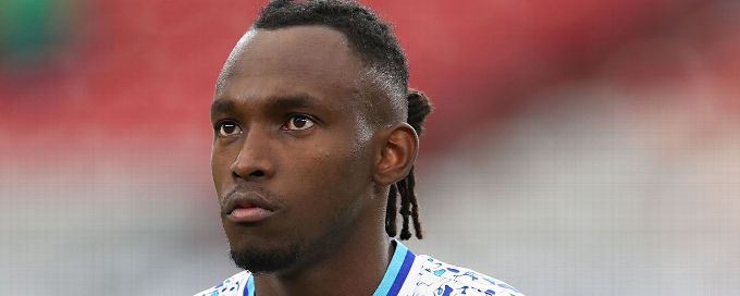 Bordeaux's Alberth Elis has surgery after serious head injury