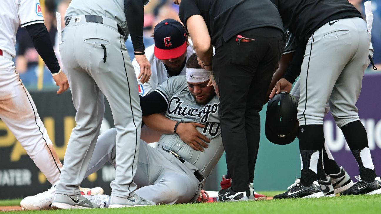 White Sox 3B Moncada helped off with hip injury