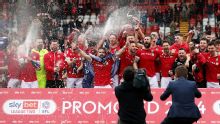 Wrexham, de Ryan Reynolds e Rob McElhenney, vence por 6 a 0 e vai disputar a 3ª divisão inglesa após garantir segundo acesso seguido