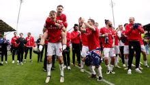 Wrexham asciende por segunda vez consecutiva y va por el título