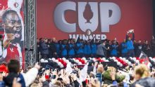 Giménez y Feyenoord festejan título de Copa con miles de seguidores
