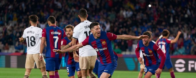 Lewandowski hat trick leads Barcelona to win over 10-man Valencia