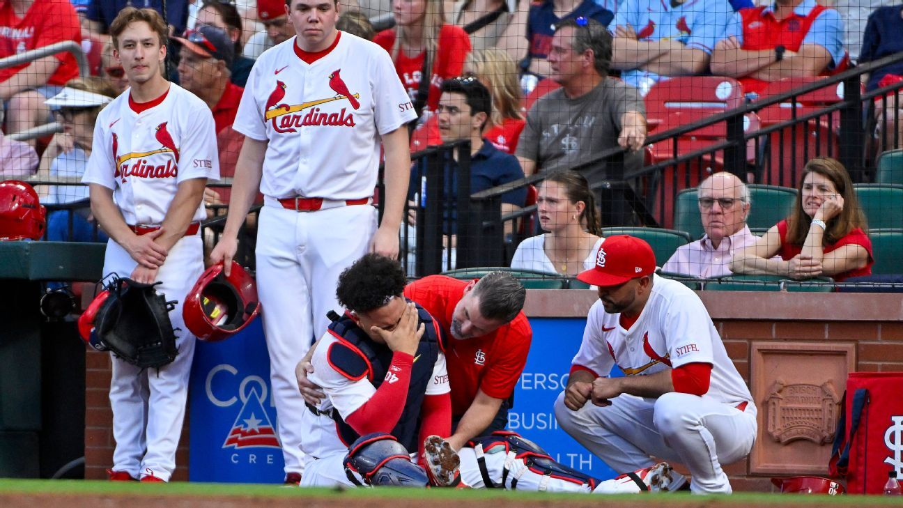 Cards' Contreras hit by swing, fractures forearm