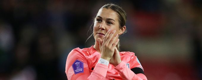 Mary Earps returns to England squad following hip injury