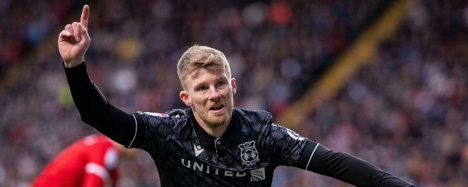 Wrexham drop to third after last-gasp Charlton penalty