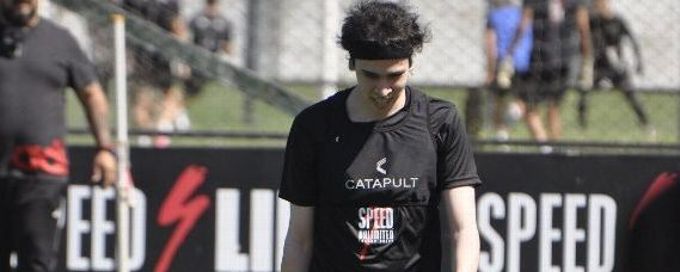 Argentine top-flight team fields influencer in league match, upsets players