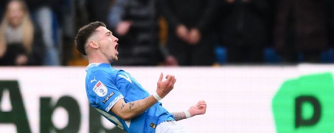 Wrexham beaten by Stockport to lose ground in promotion race
