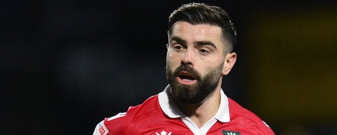 Burton vs Wrexham: 'Olimpico' goal boosts visitors' title chances